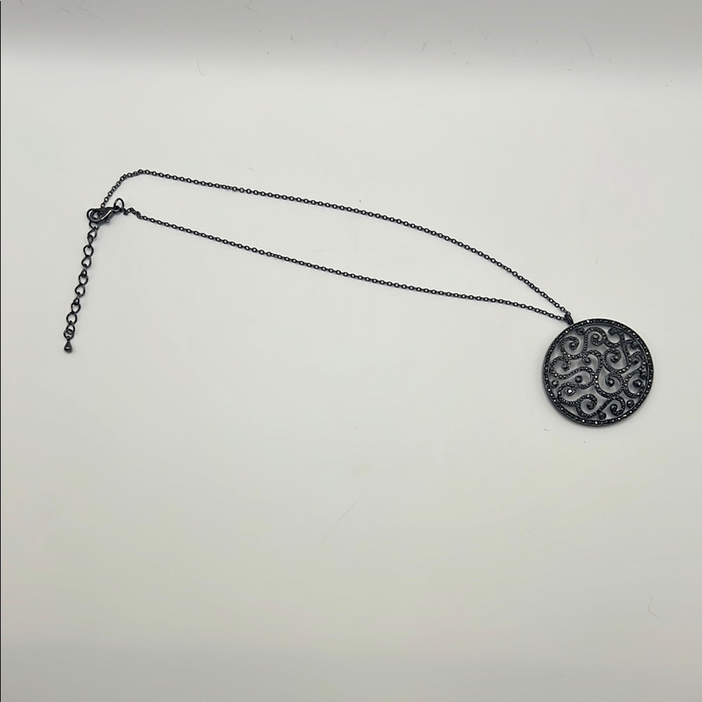 Elegant Black Pendant Necklace - Picture 3 of 5